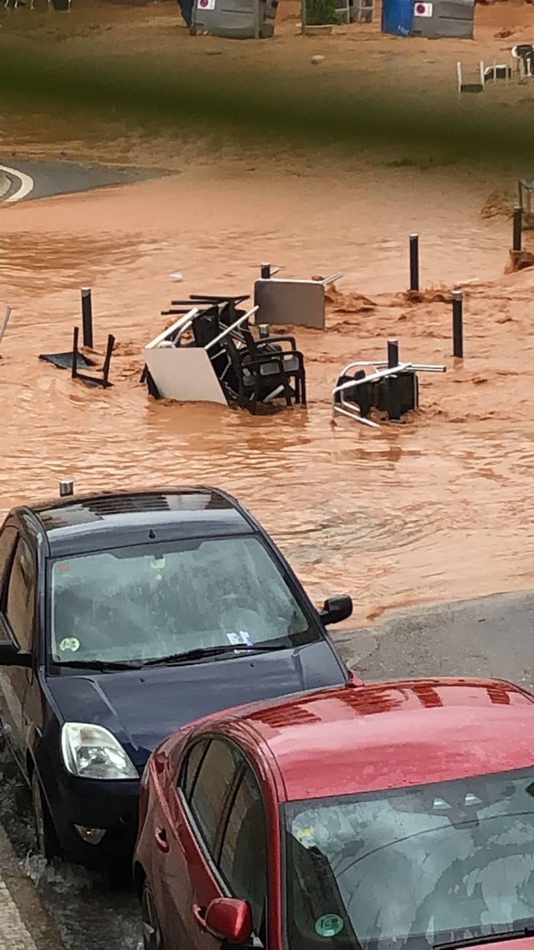 Las lluvias han provocado numerosos daños materiales en la ciudad. 
