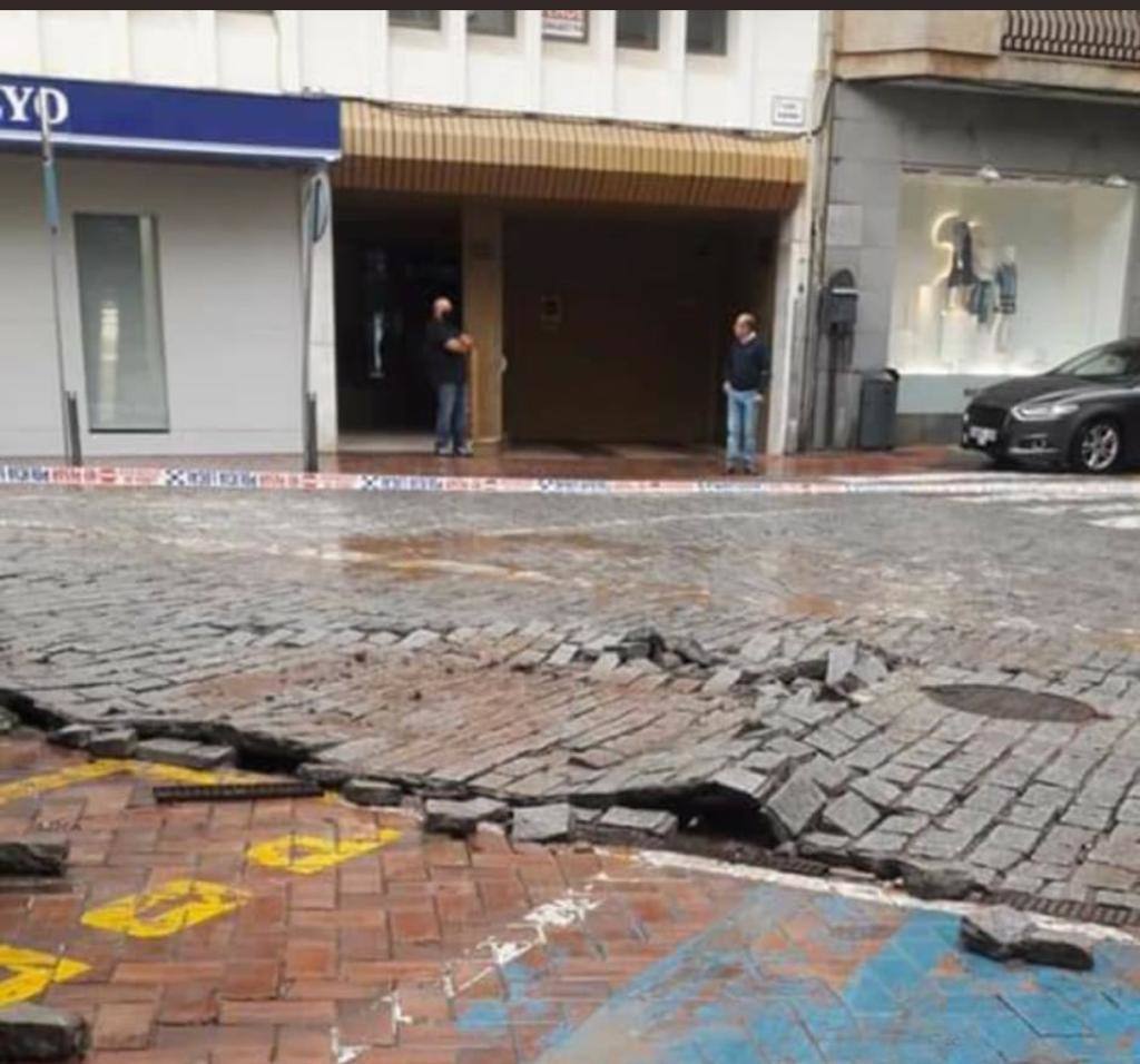 Las lluvias han provocado numerosos daños materiales en la ciudad. 