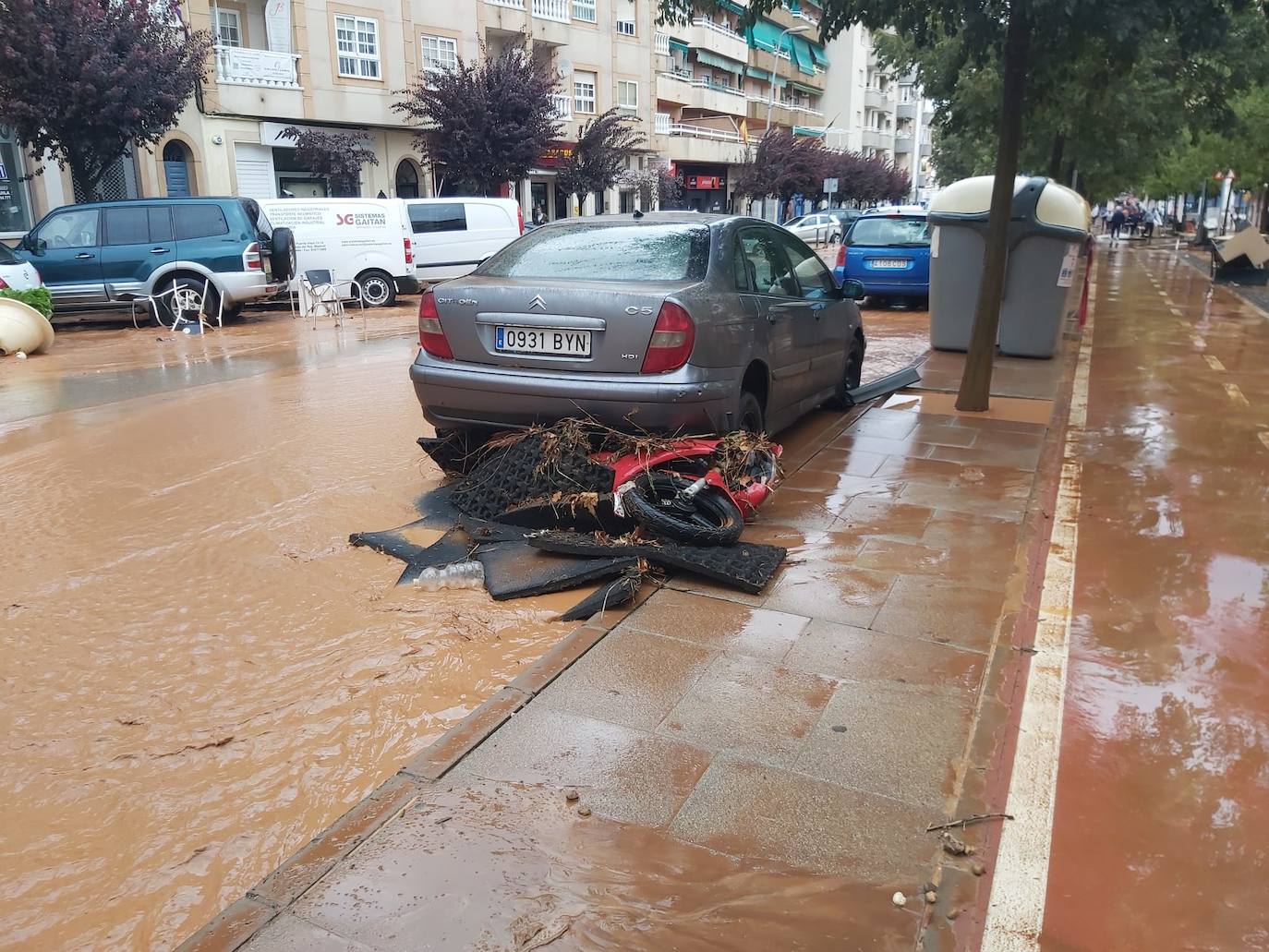 Las lluvias han provocado numerosos daños materiales en la ciudad. 