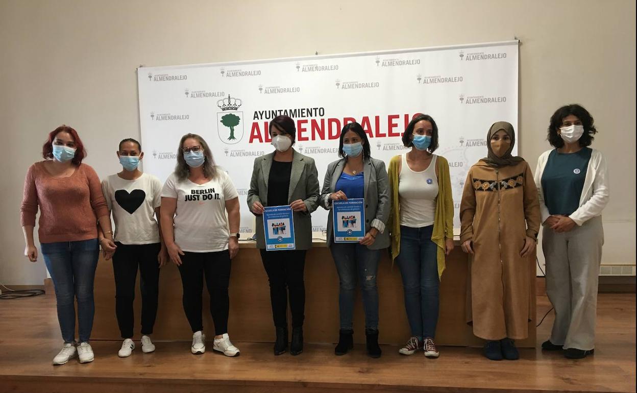 Las alumnas posan junto a las coordinadoras, la edil y la directora del IMEX. 