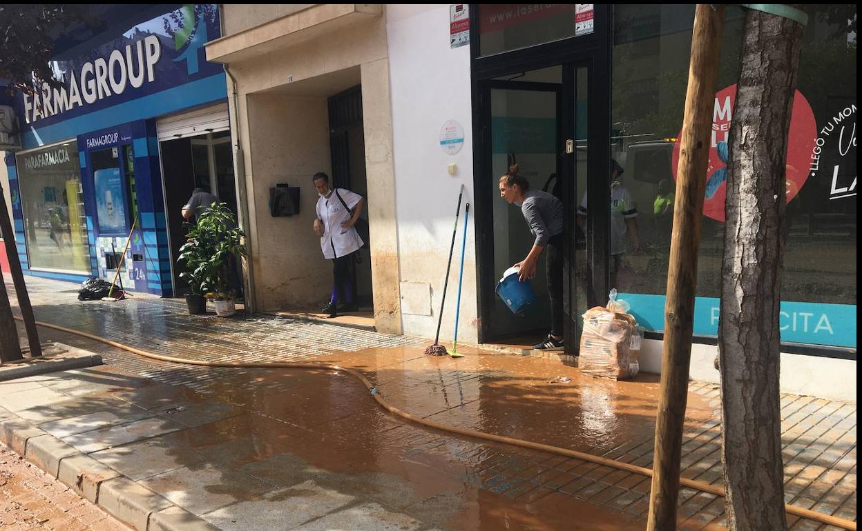 Hay muchas personas afectadas por las inundaciones en sus negocios o viviendas. 