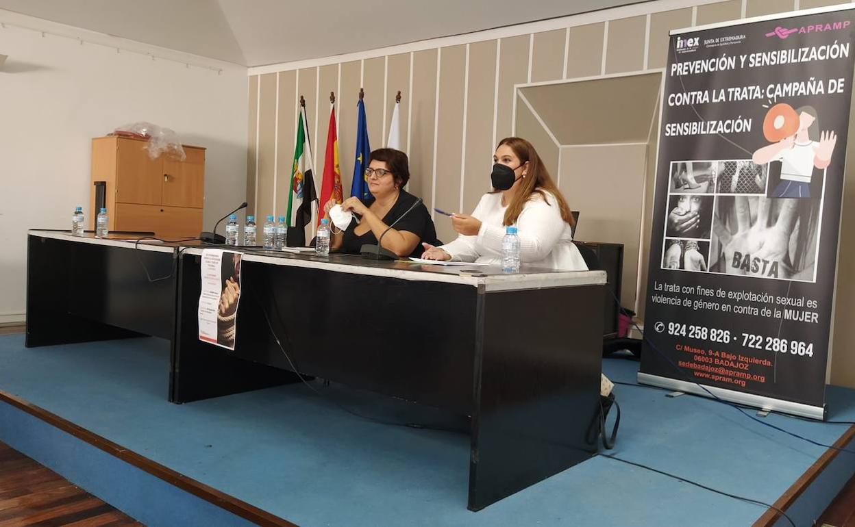 Dos asociaciones de mujeres han dado una charla este viernes para alumnas de Bachillerato. 