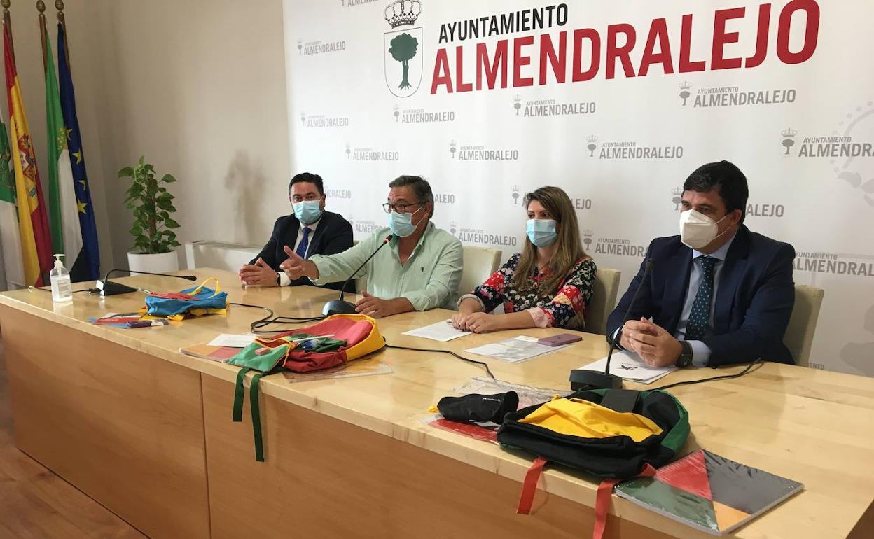 El alcalde y la concejala Isabel Balleresteros junto a responsables de La Caixa. 