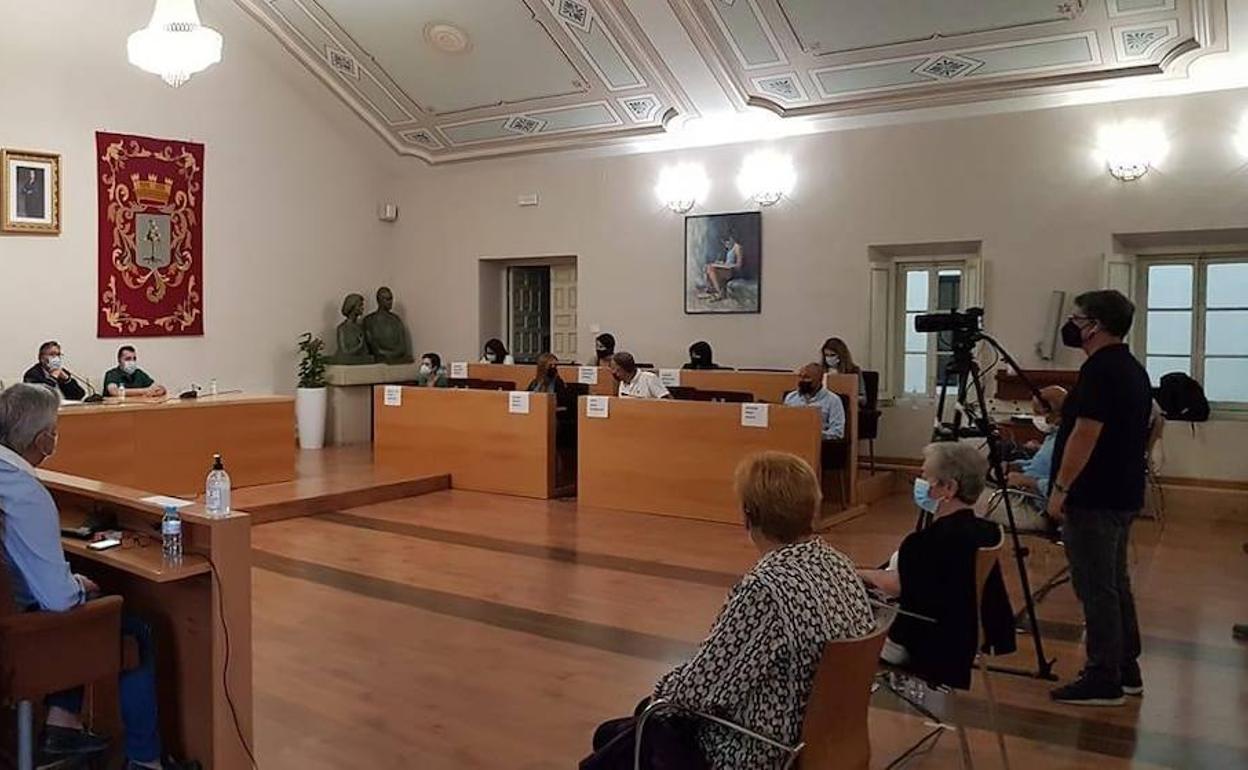 Imagen de nuevo del público en el salón de actos durante un pleno municipal. 
