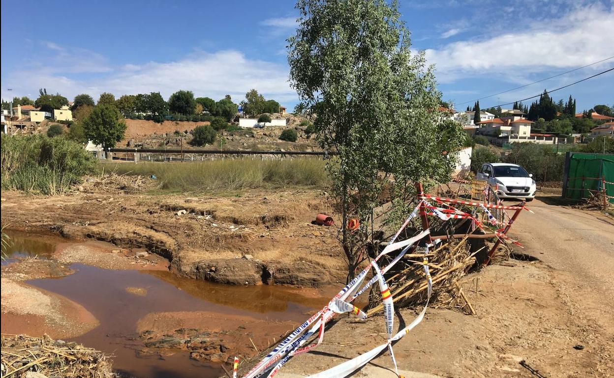 Puente de los Olivos por el que se accede a la zona residencial del mismo nombre.