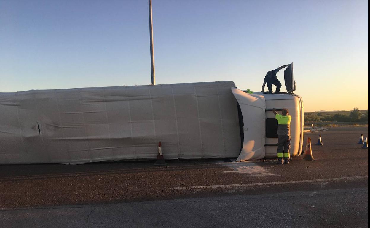 El accidente se saldó sin heridos y el conductor pudo salir por su propio pie. 