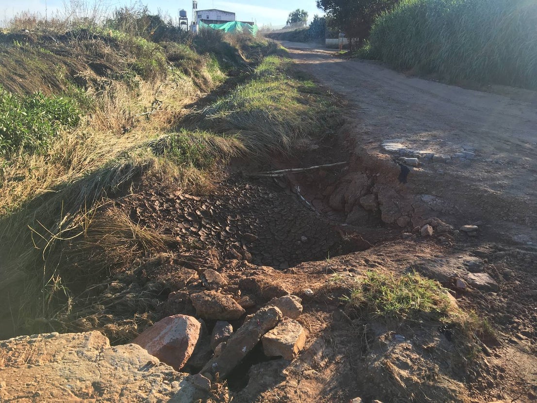 Muchos caminos han quedado afectados por las riadas.