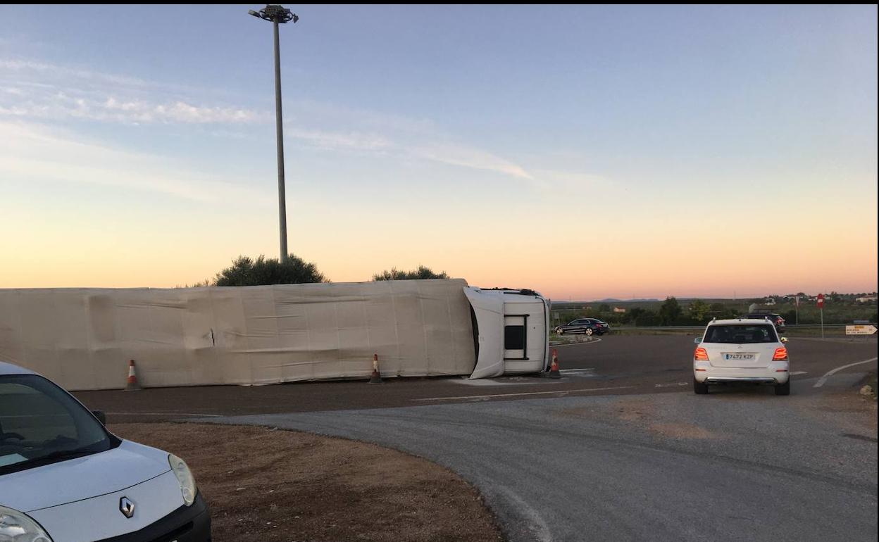 El camión ha sido vaciado a mano esta mañana por una decena de operarios. 