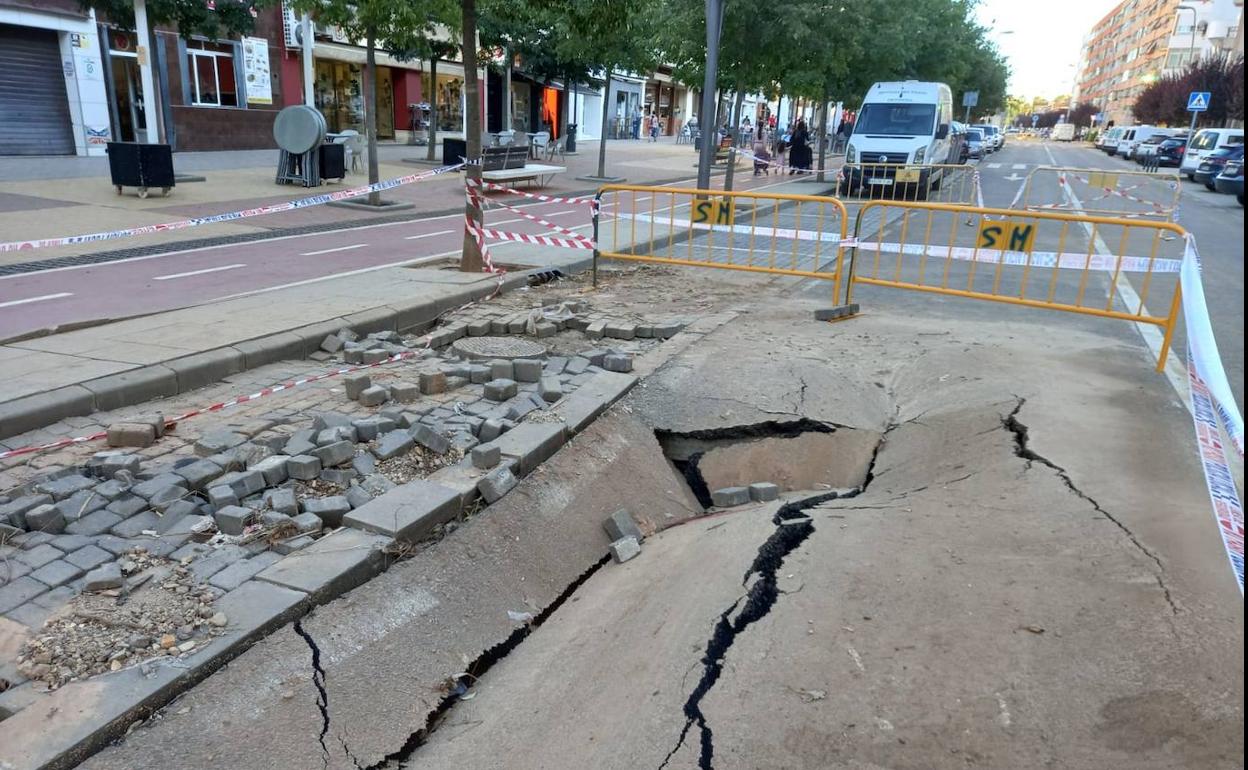 Este socavón está provocando retenciones del tráfico diarias en la vía. 