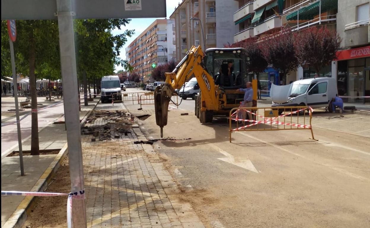 Ya han comenzado los trabajos para arreglar el socavón de la avenida de La Paz