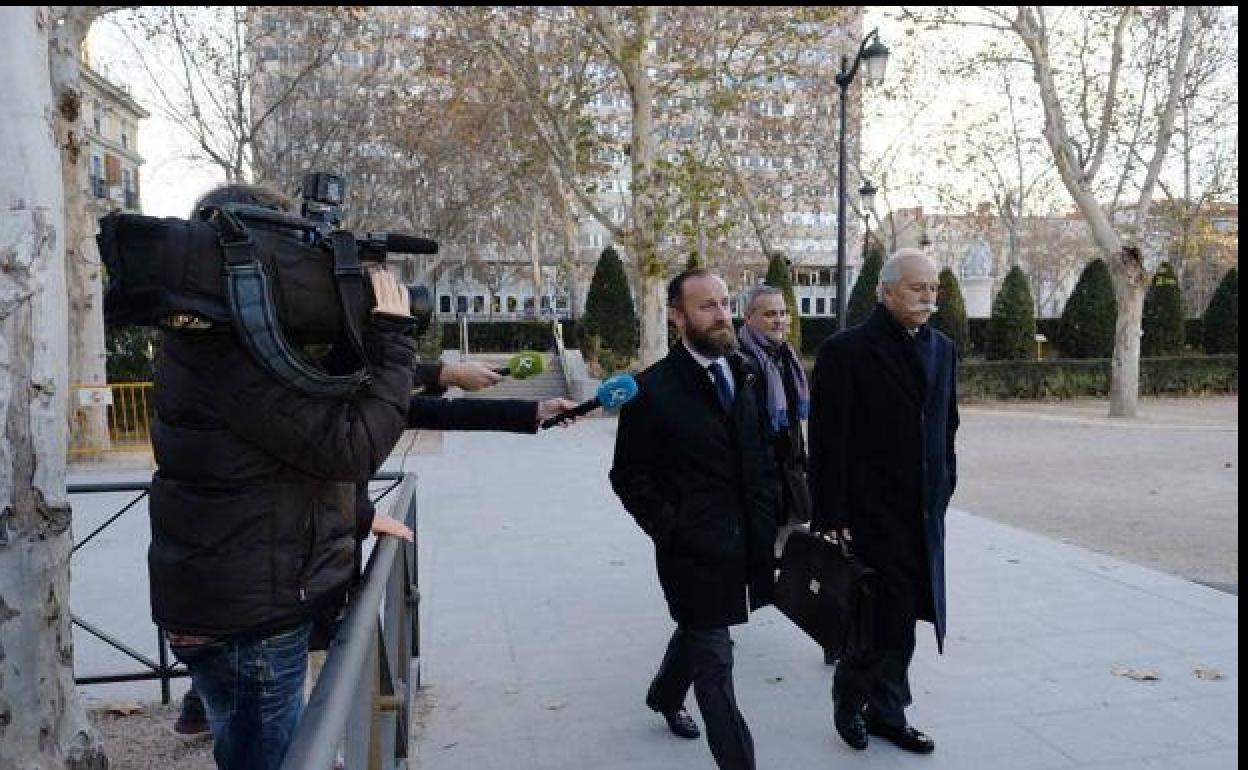García Lobato a la izquierda cuando fue a declarar en la Audiencia Nacional en 2018