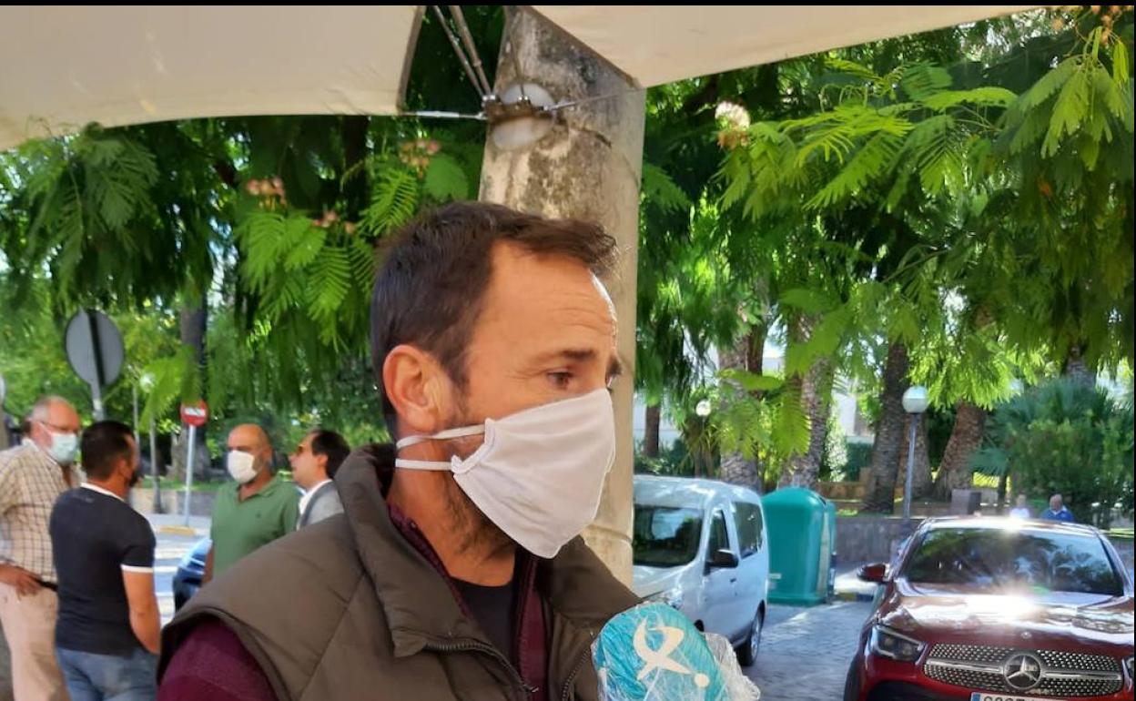 Un agricultor habló en nombre del grupo con los medios de comunicación. 