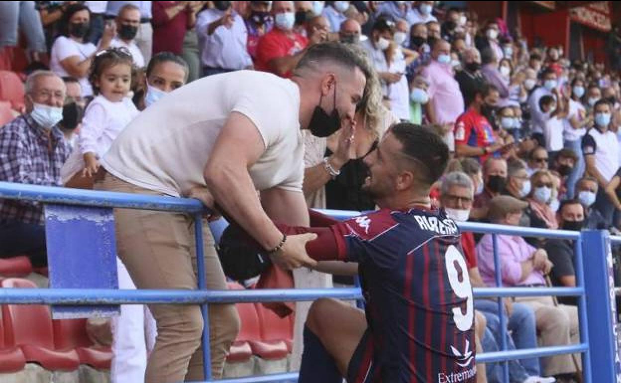 Rubén Mesa, que será baja, se dirige a la grada tras marcar en el último partido del Extremadura. 