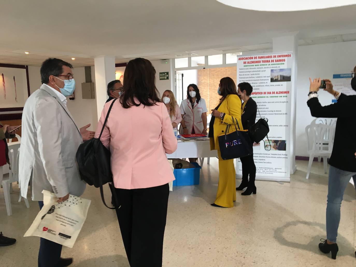 El alcalde, el gerente del SEPAD y el responsable del área de salud de Mérida han inaugurado la feria. 