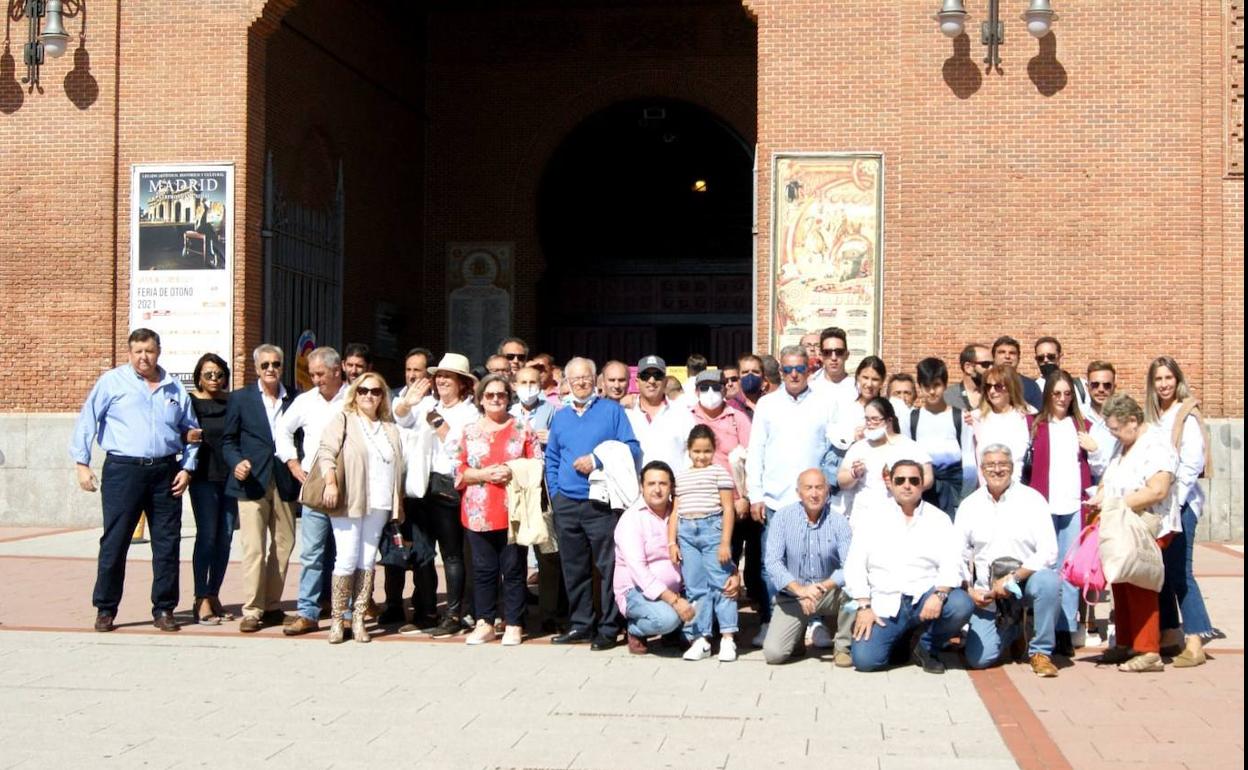 Expedición de la peña de Almendralejo a Las Ventas para ver a Emilio de Justo. 