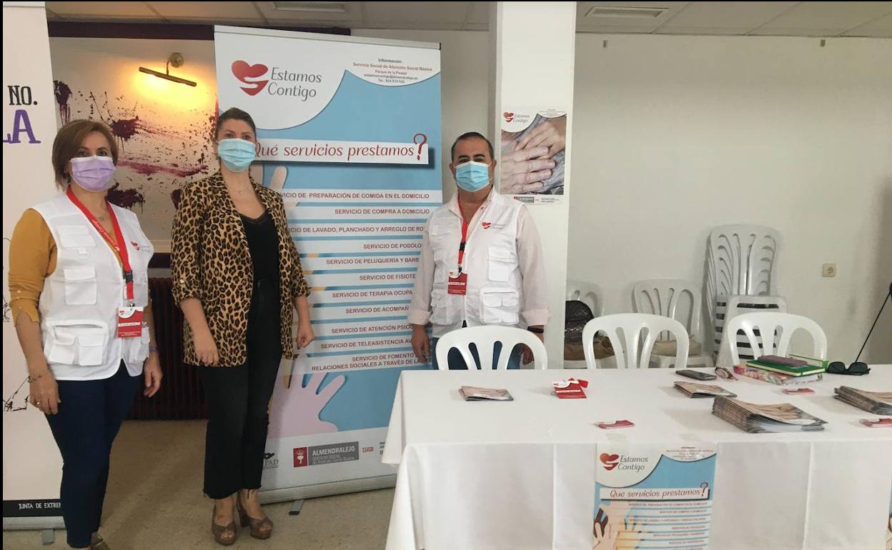 La concejala posa en la mesa informativa junto a trabajadores. 