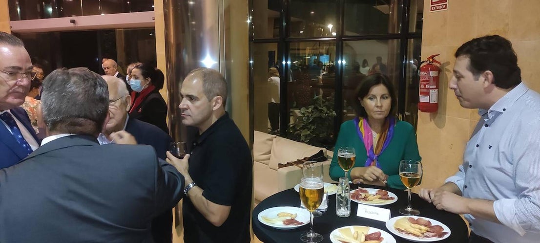 Autoridades, patrocinadores, directivos de Cajalmendralejo acudieron a la presentación. 