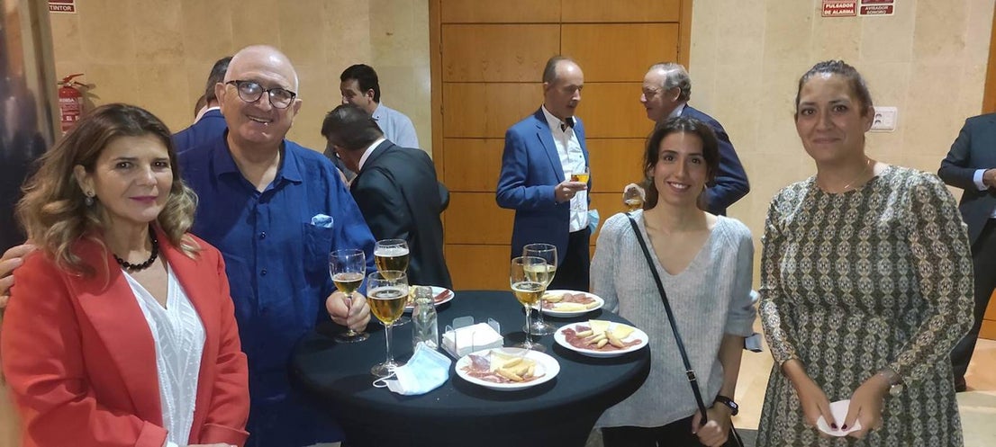 Autoridades, patrocinadores, directivos de Cajalmendralejo acudieron a la presentación. 