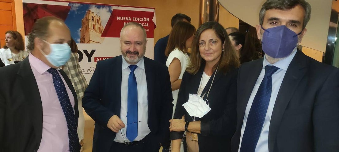Autoridades, patrocinadores, directivos de Cajalmendralejo acudieron a la presentación. 
