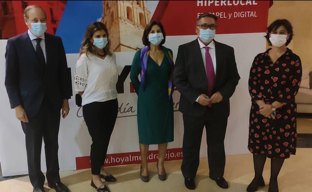 El director general, la responsable comercial y la directora de HOY junto al alcalde y Gloria Casares 