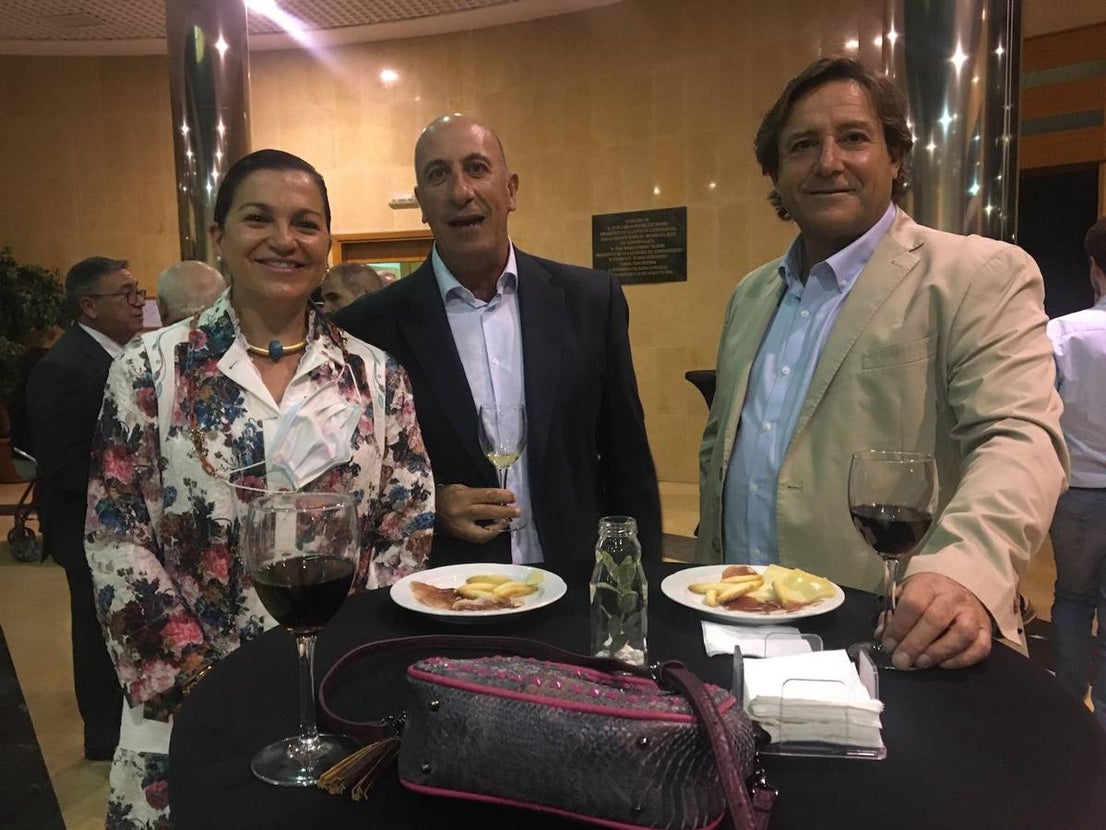 Autoridades, patrocinadores, directivos de Cajalmendralejo acudieron a la presentación. 
