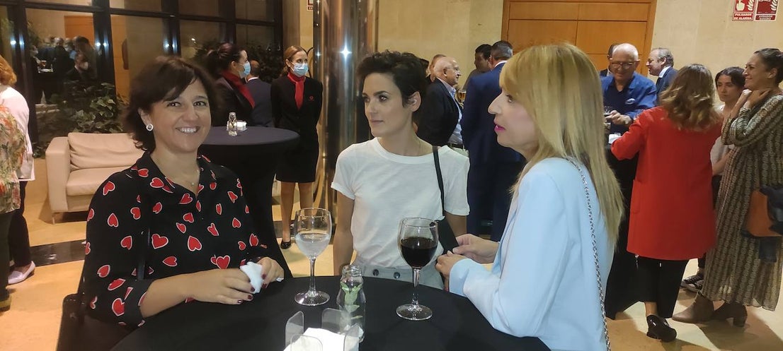 Autoridades, patrocinadores, directivos de Cajalmendralejo acudieron a la presentación. 