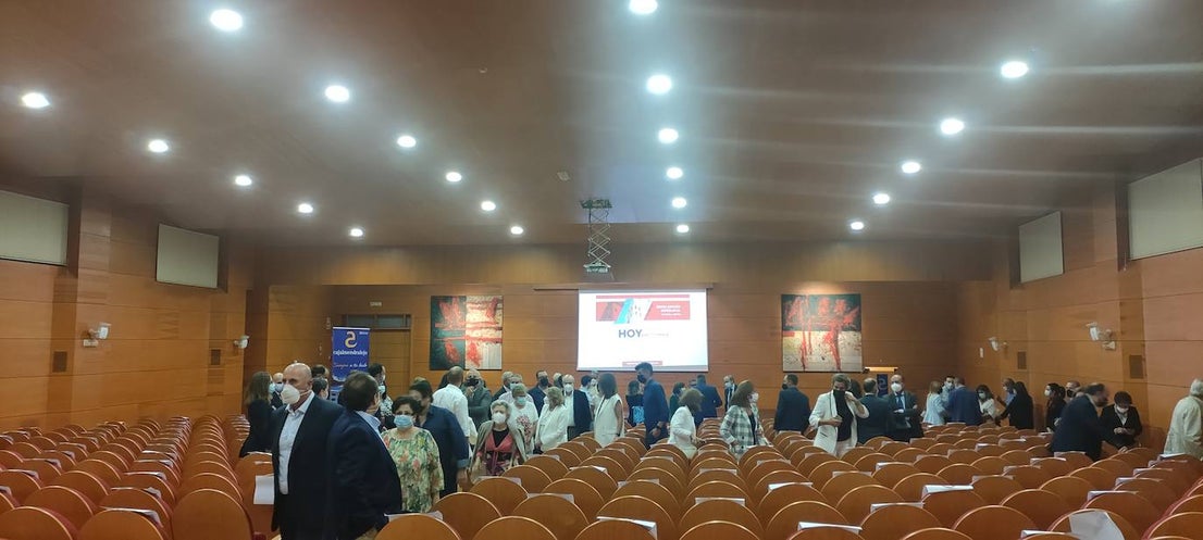 Autoridades, patrocinadores, directivos de Cajalmendralejo acudieron a la presentación. 