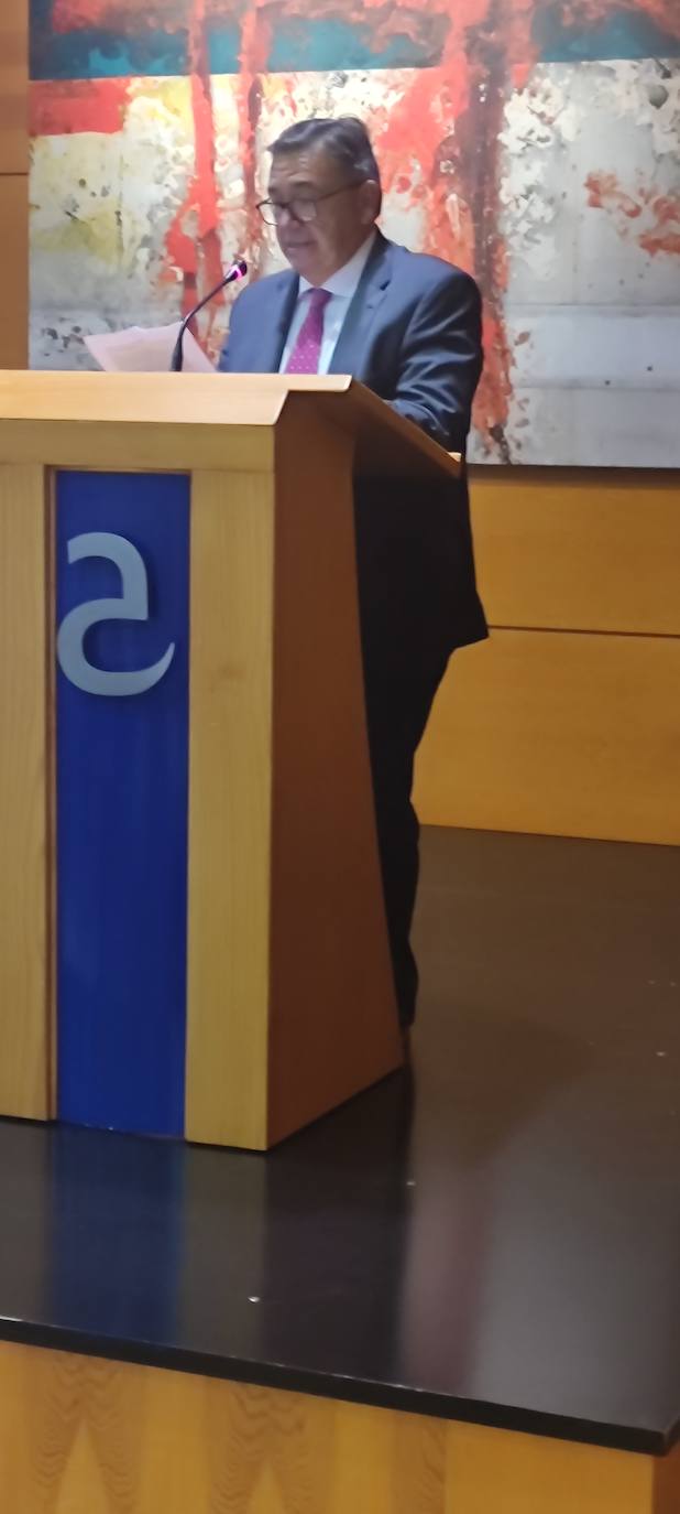 Autoridades, patrocinadores, directivos de Cajalmendralejo acudieron a la presentación. 