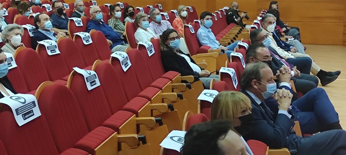 Autoridades, patrocinadores, directivos de Cajalmendralejo acudieron a la presentación. 