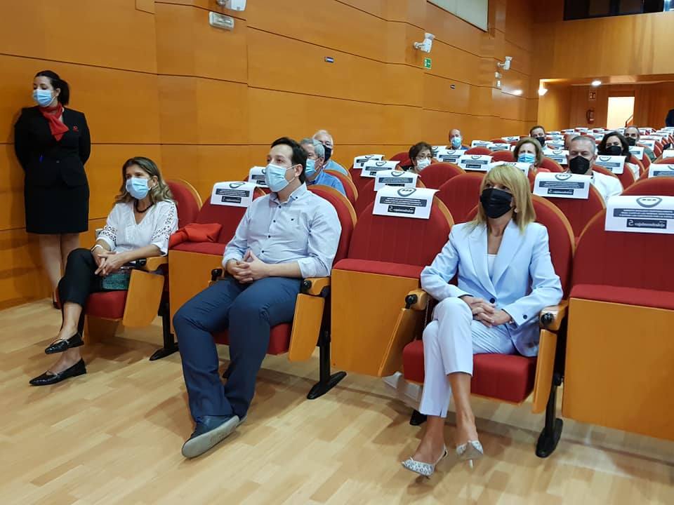 Autoridades, patrocinadores, directivos de Cajalmendralejo acudieron a la presentación. 