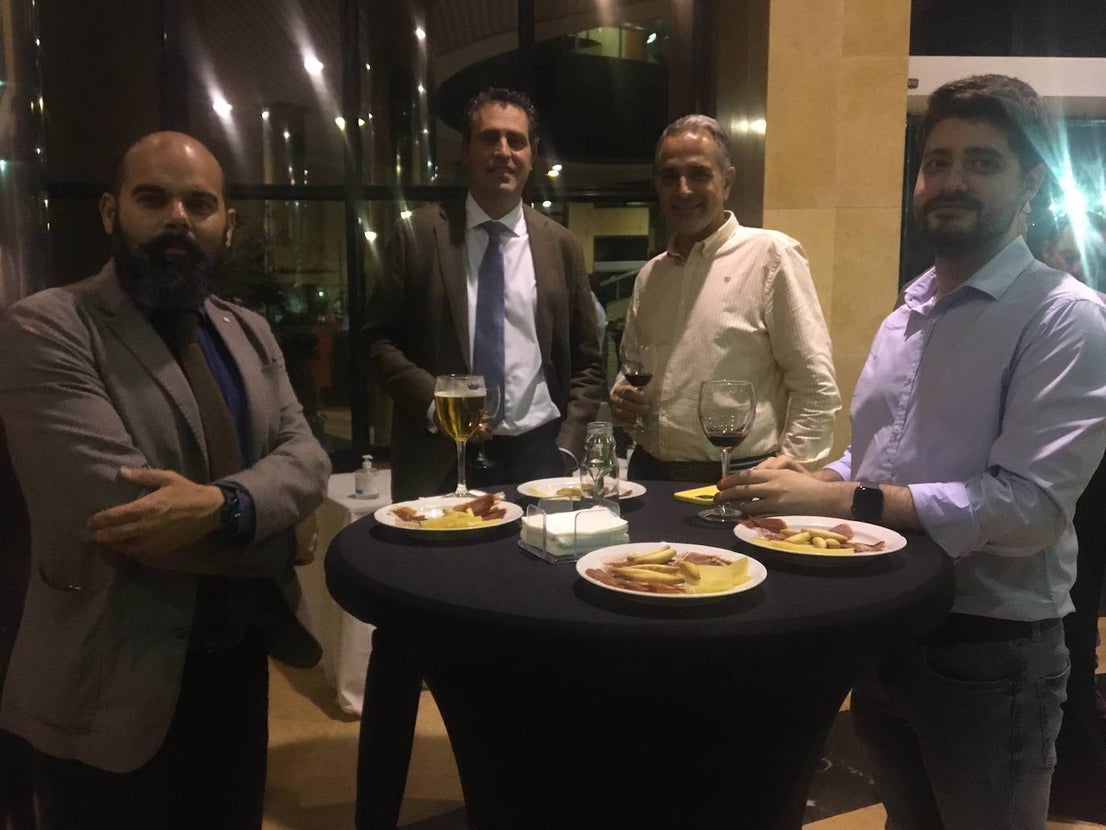 Autoridades, patrocinadores, directivos de Cajalmendralejo acudieron a la presentación. 