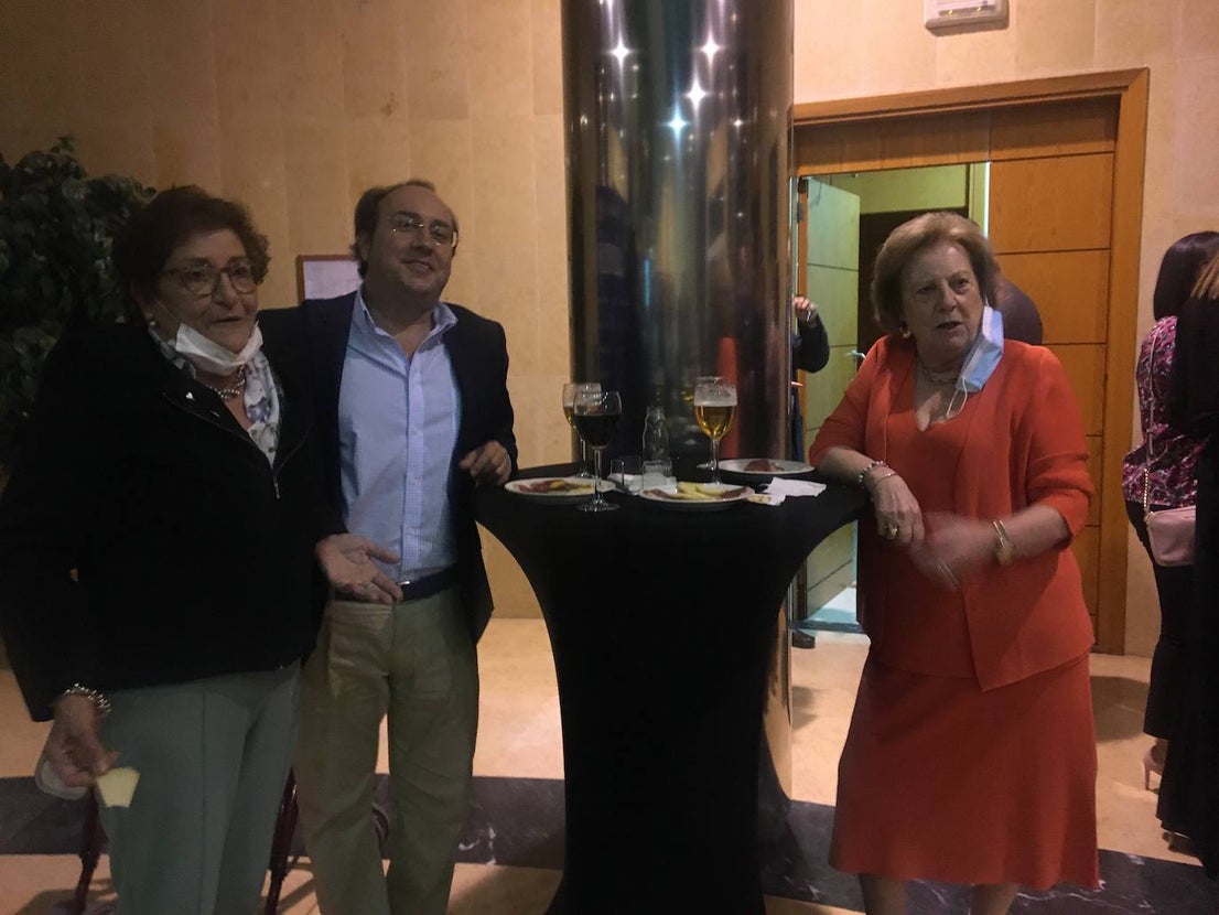 Autoridades, patrocinadores, directivos de Cajalmendralejo acudieron a la presentación. 