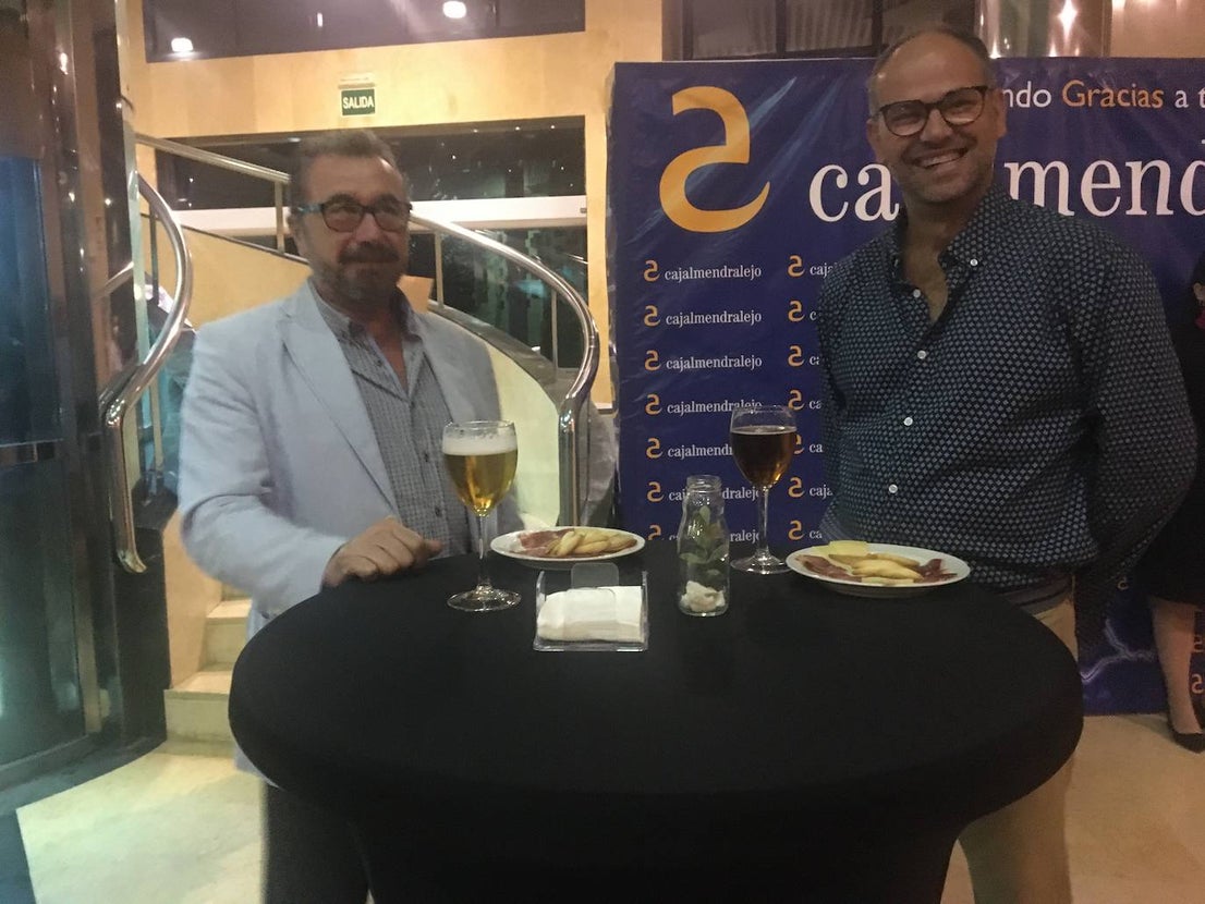 Autoridades, patrocinadores, directivos de Cajalmendralejo acudieron a la presentación. 