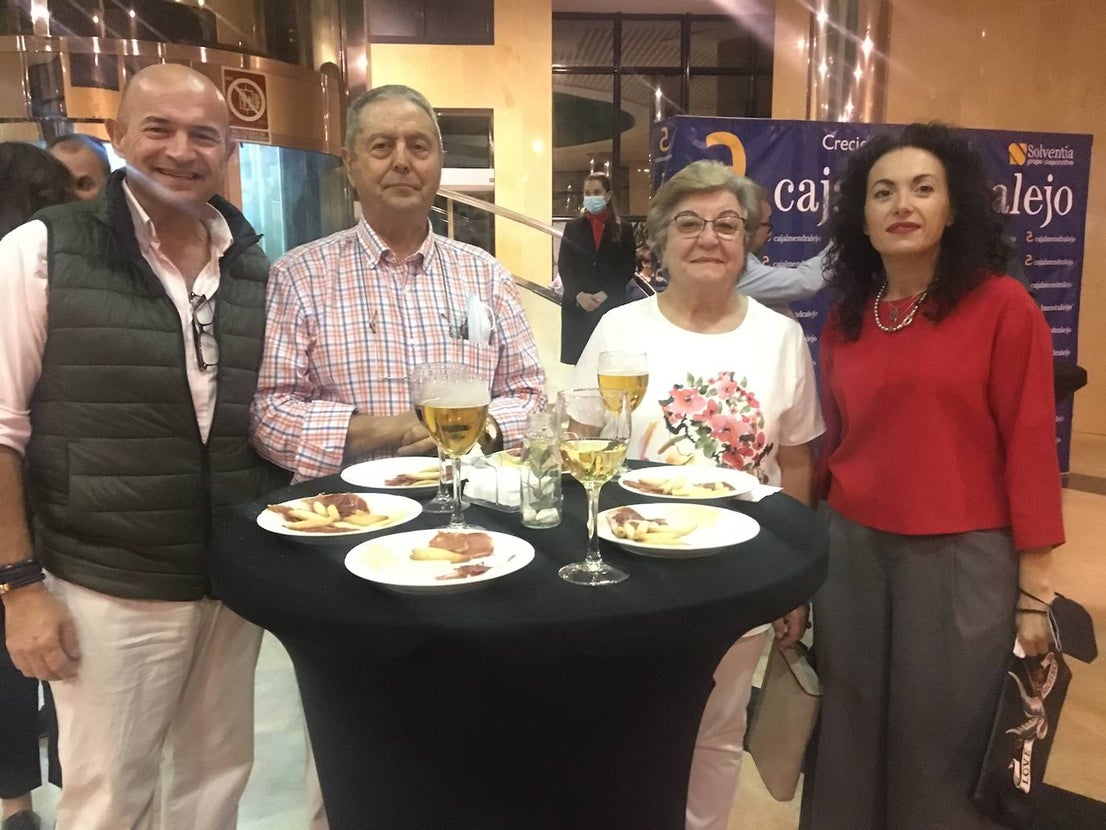 Autoridades, patrocinadores, directivos de Cajalmendralejo acudieron a la presentación. 
