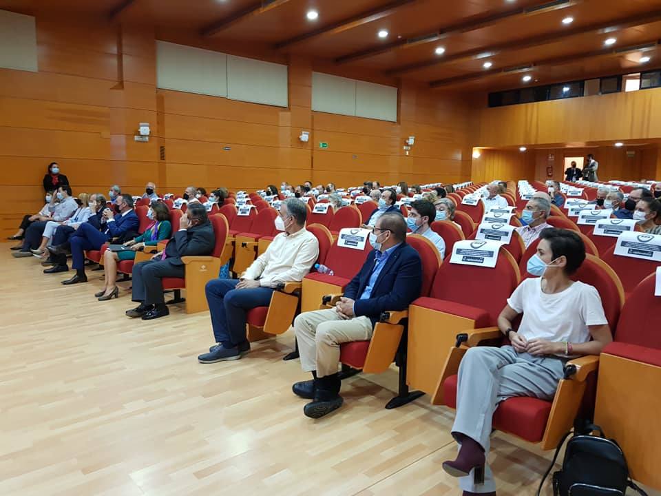 Autoridades, patrocinadores, directivos de Cajalmendralejo acudieron a la presentación. 