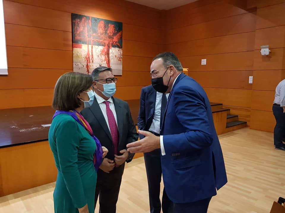 Autoridades, patrocinadores, directivos de Cajalmendralejo acudieron a la presentación. 