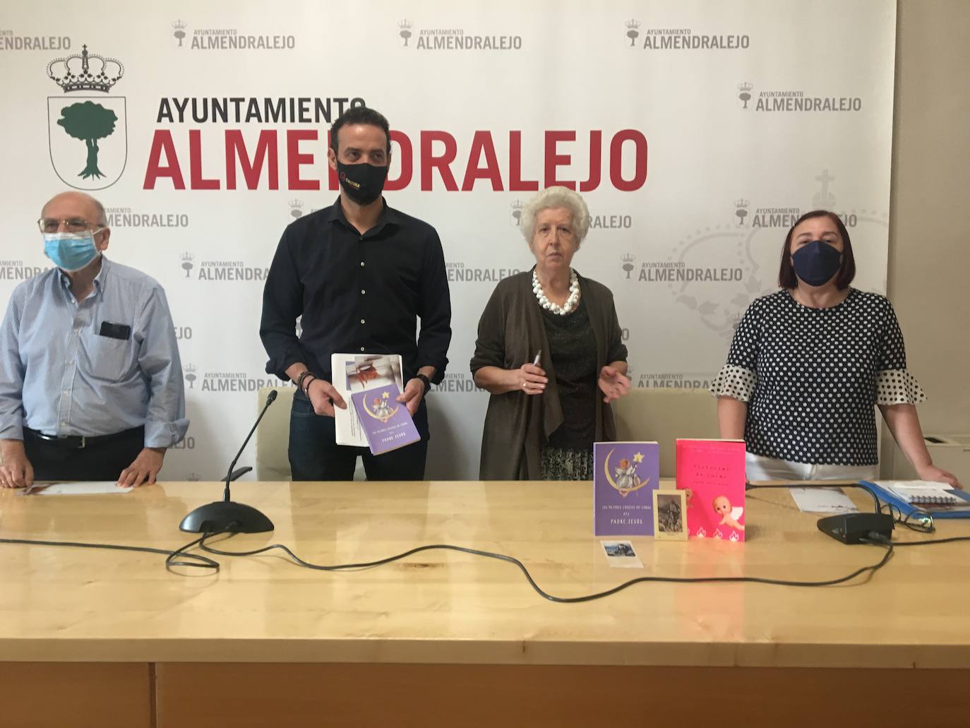 Adolfo Nieto, Domingo Cruz, María Teresa Rodríguez y Rosa Zamoro. 