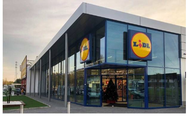 El nuevo supermercado se levanta ya junto a la rotonda de El Toro. 