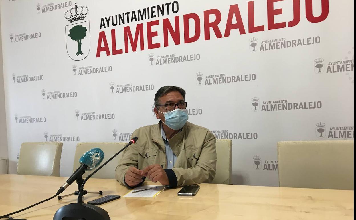 El alcalde es José María Ramírez. 