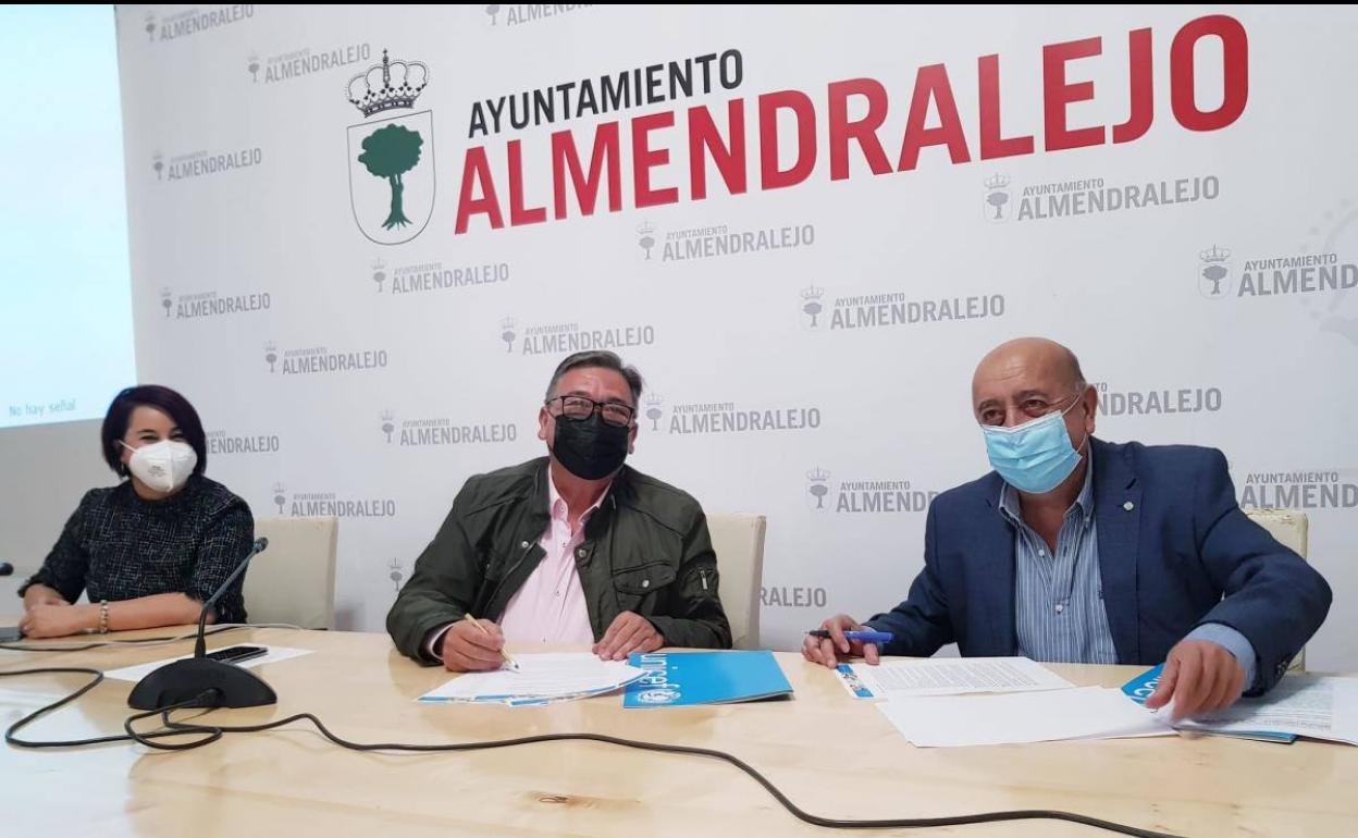 Responsables de Unicef firmaron un convenio con el alcalde junto a la concejala de la Infancia. 