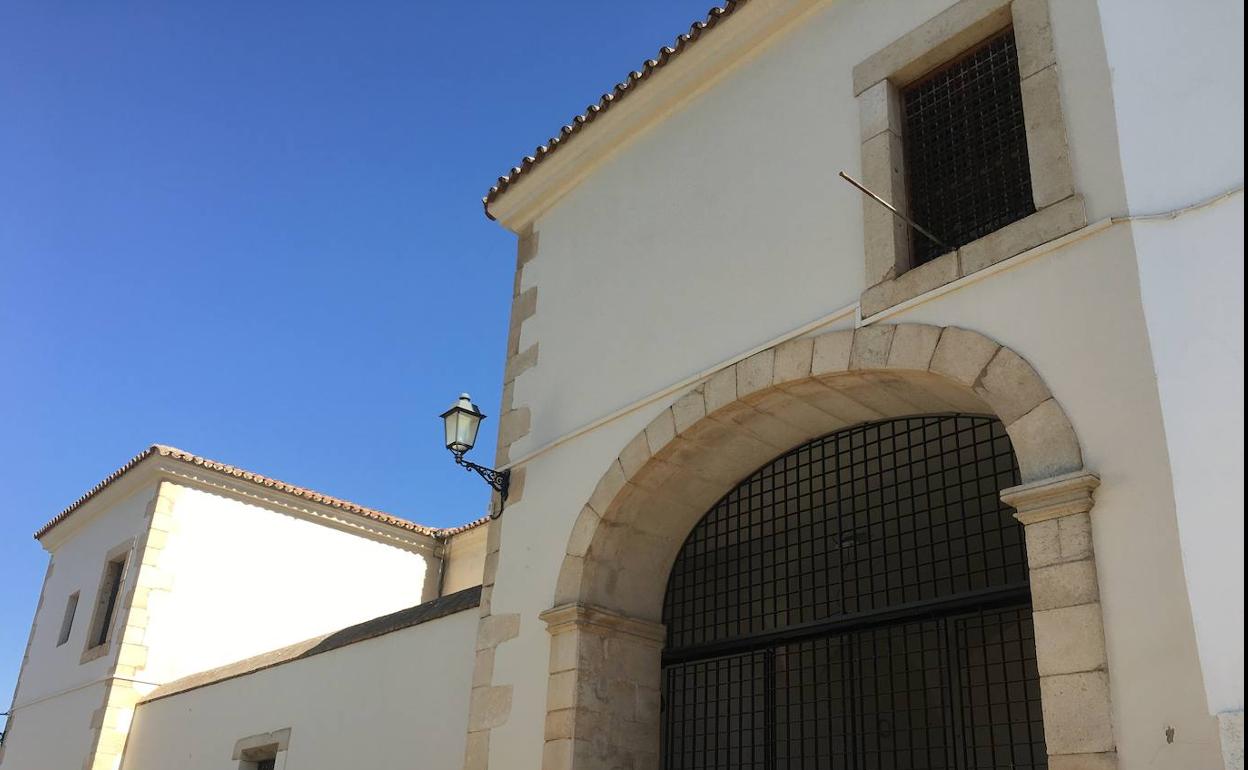 Los fondos de la biblioteca municipal se solicitan en el archivo. 