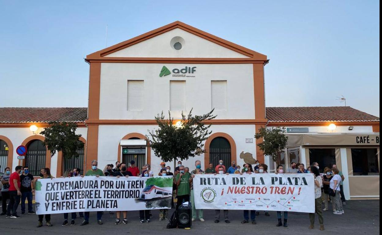 La movilización se inició en la plaza de toros y concluyó en la plaza del tren con la lectura de un manifiesto. 