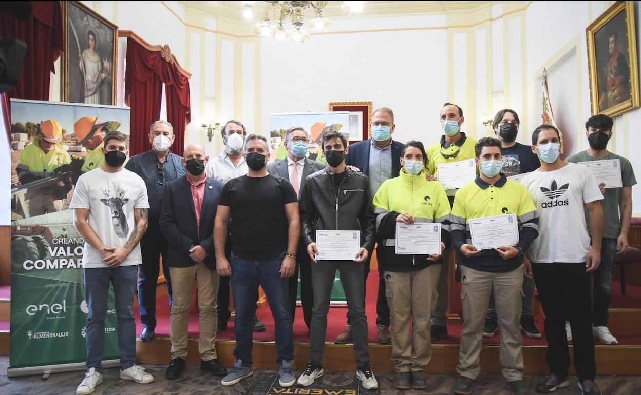 Los alumnos recibieron ayer los diplomas de manos de los dos alcaldes. 