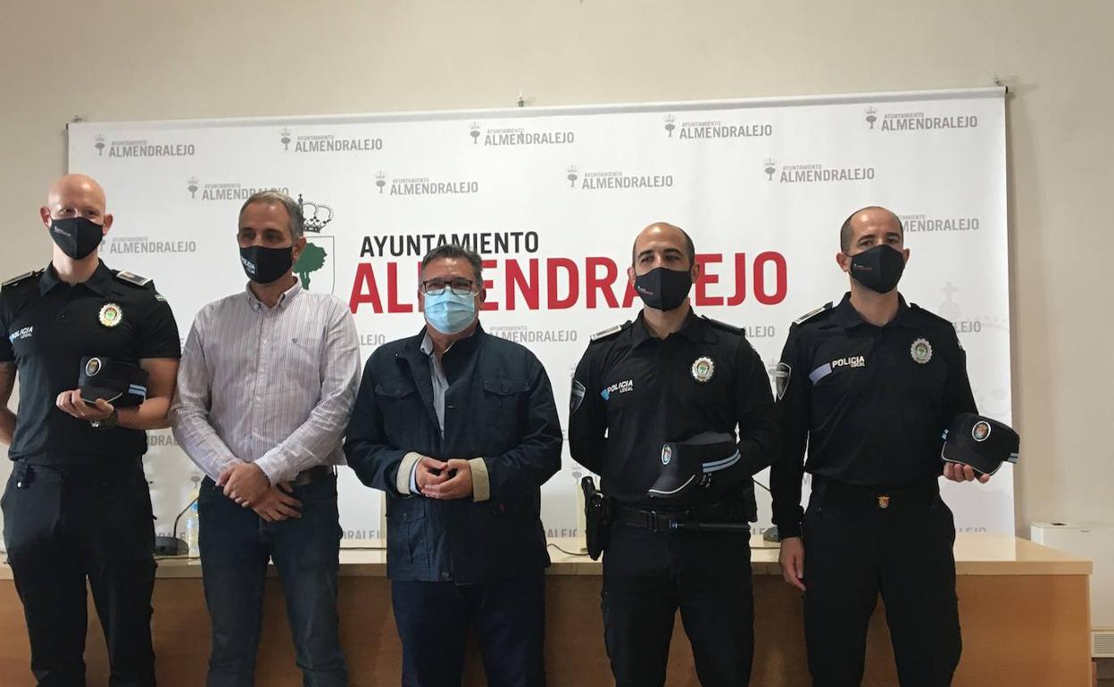 Los dos nuevos oficiales y el nuevo inspector posan junto al concejal y el alcalde. 