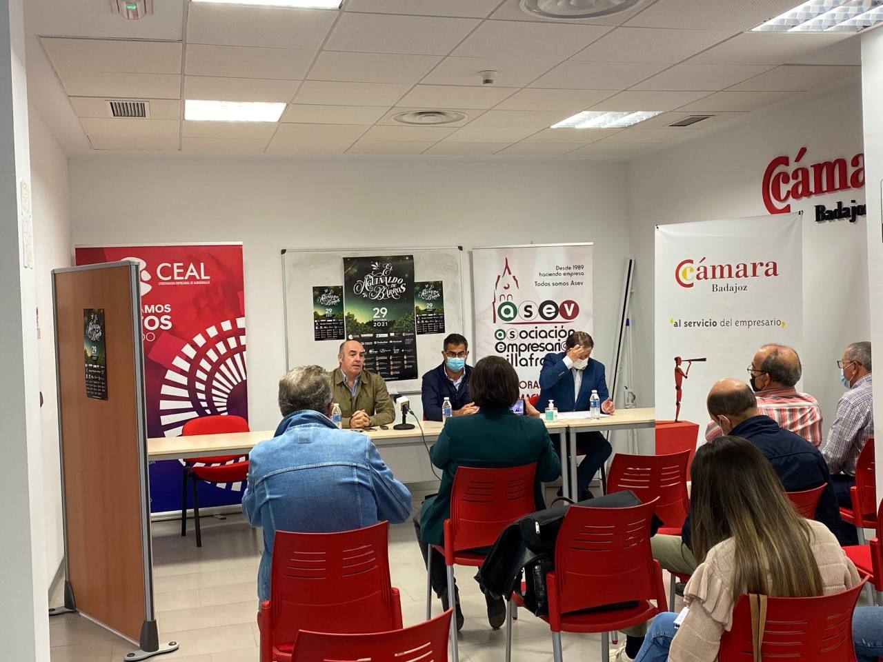 Representantes empresariales y el alcalde de Villafranca en la presentación. 