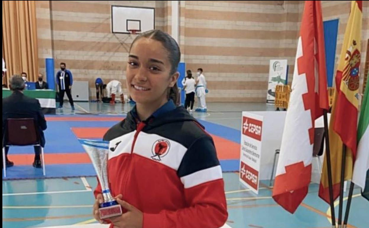 Paola García Lozano muestra el trofeo logrado en el Campeonato de Extremadura. 