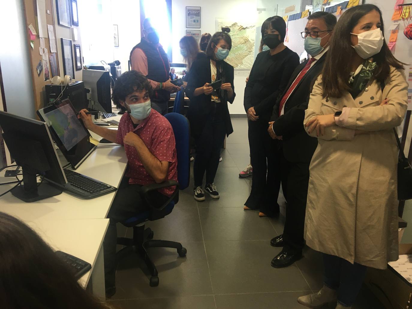 La consejera Gil Rosiña visitó ayer la factoría de Glow en Almendralejo junto al alcalde. 