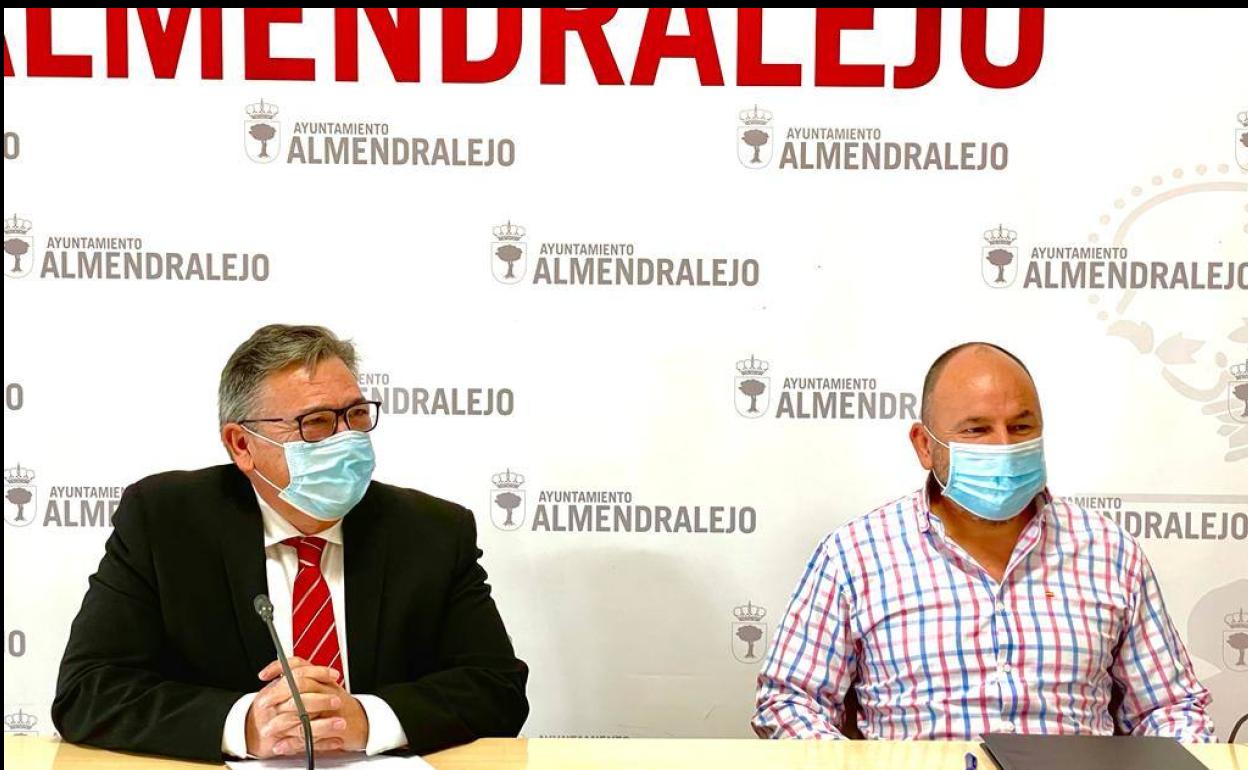 El alcalde junto al concejal de Obras explicaron el proyecto. 
