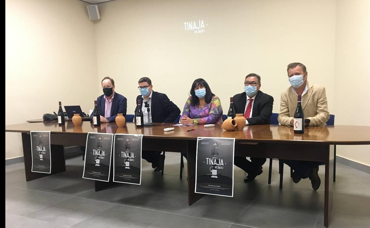 La consejera junto a directivos de Viñaoliva y el alcalde. 