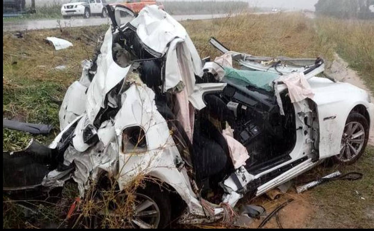 Muere un vecino de Almendralejo tras perder el control de su coche por la lluvia y chocar con un camión en la N-630